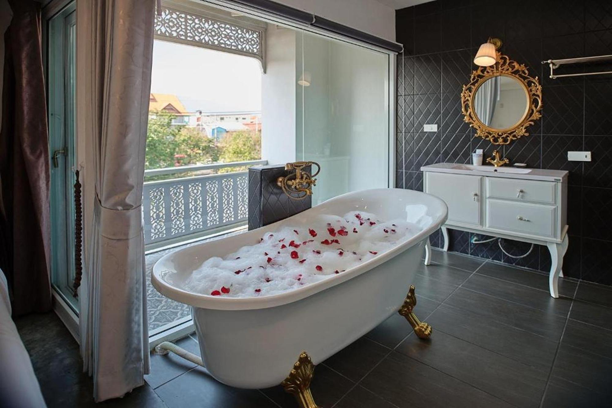 Nidhra Lanna Hotel Чиангмай Екстериор снимка